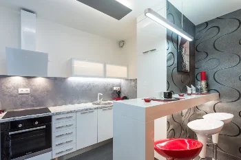 Moderná kuchynská linka v apartmáne