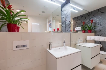 Umývadlo a zrkadlo v kúpeľni apartmánu