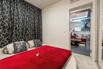 Spálňa s veľkou posteľou a výhľadom do obývačky