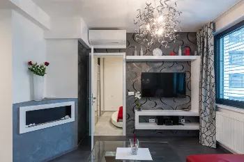 Veľká LCD televízia a krb v obývačke